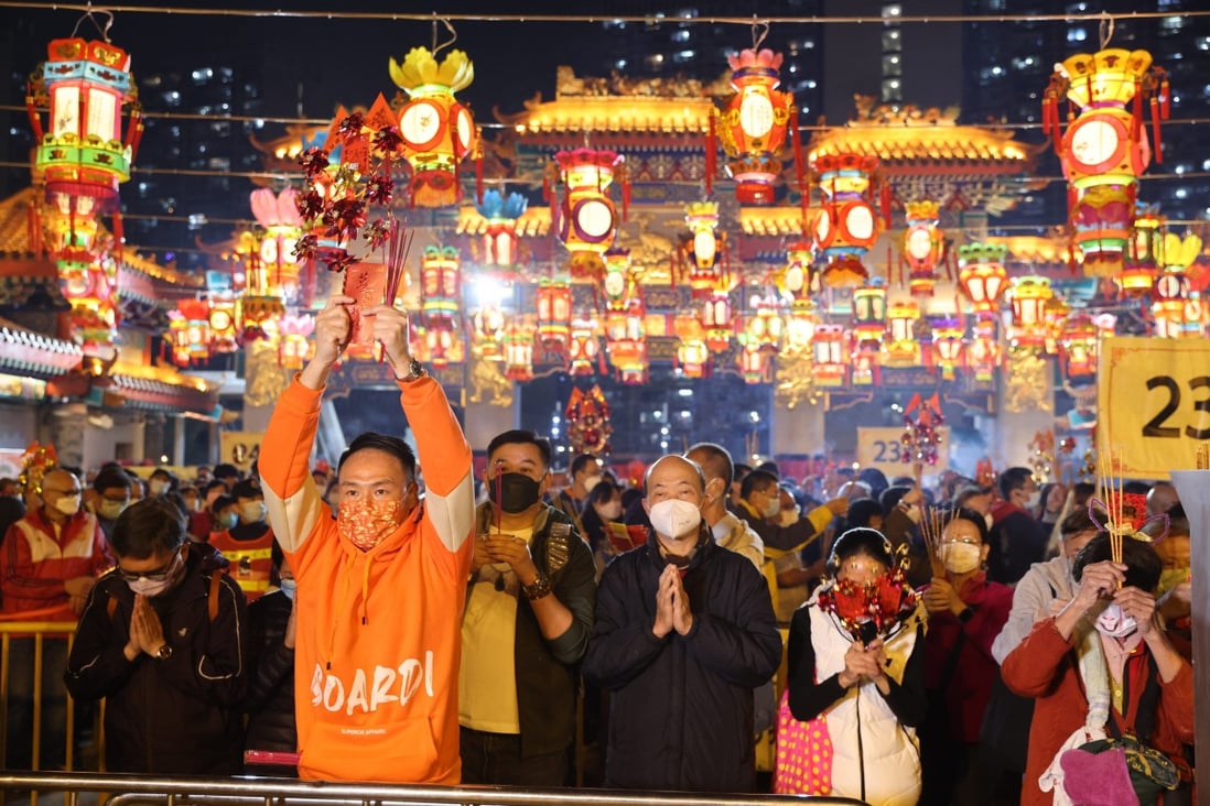 Worshippers burn their joss sticks as an offering at Wong Tai Sin Temple on Lunar New Year’s Eve. Photo: Yik Yeung-man