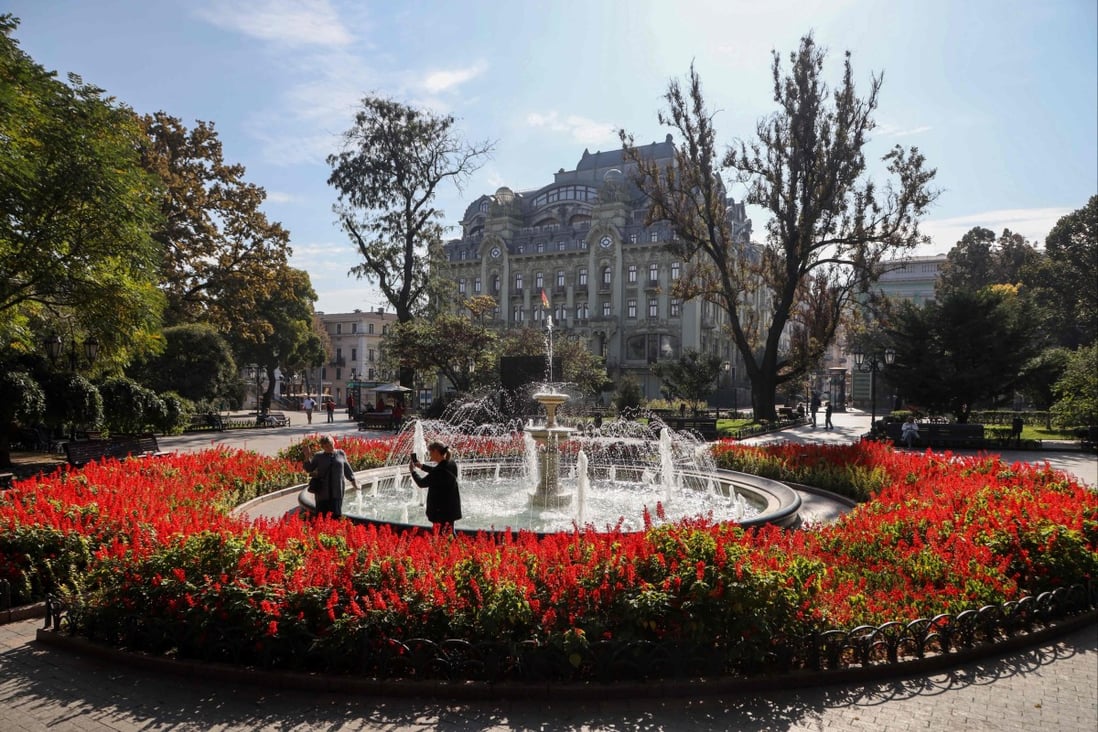 Ppeople take pictures at the fountain of the City Garden in the Ukrainian city of Odesa in October 2022. Photo: AFP