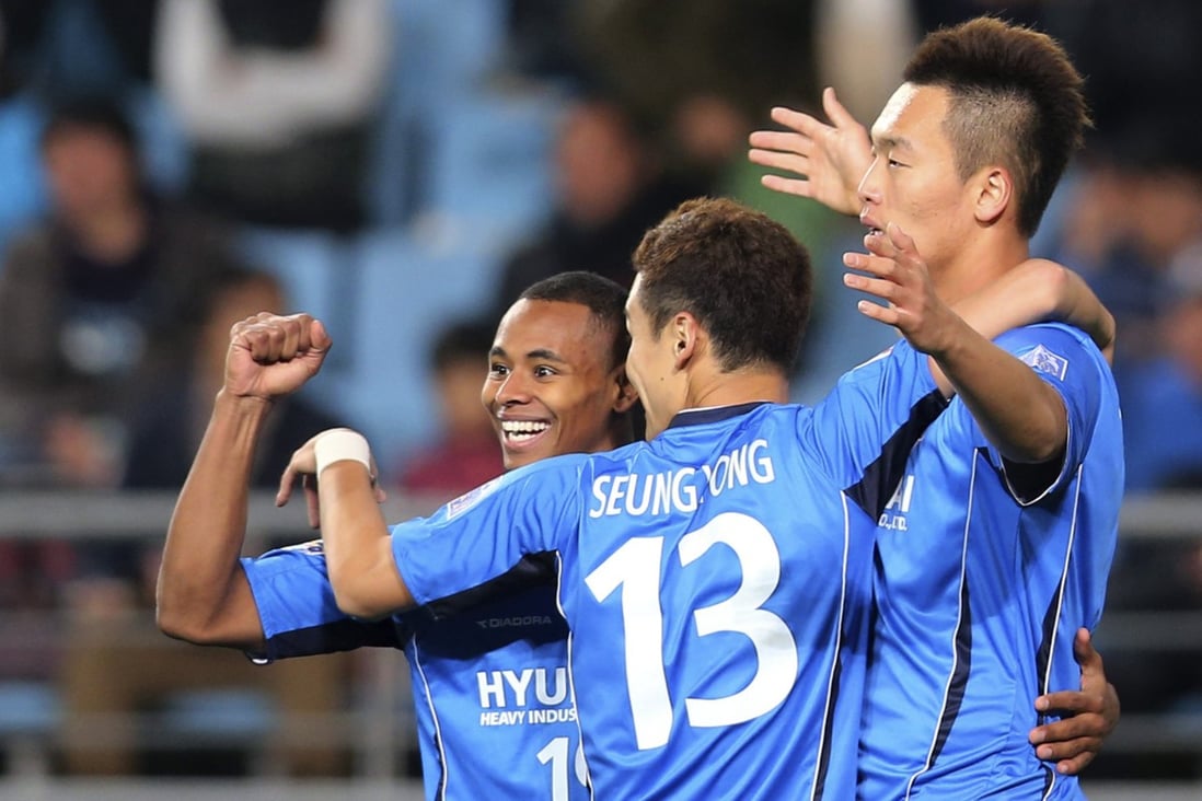 Ulsan Hyundai’s Kim Shin-wook (right) celebrates with his teammates after scoring against Bunyodkor during their AFC Champions League semi-final second leg match on October 31, 2012. Photo: AP