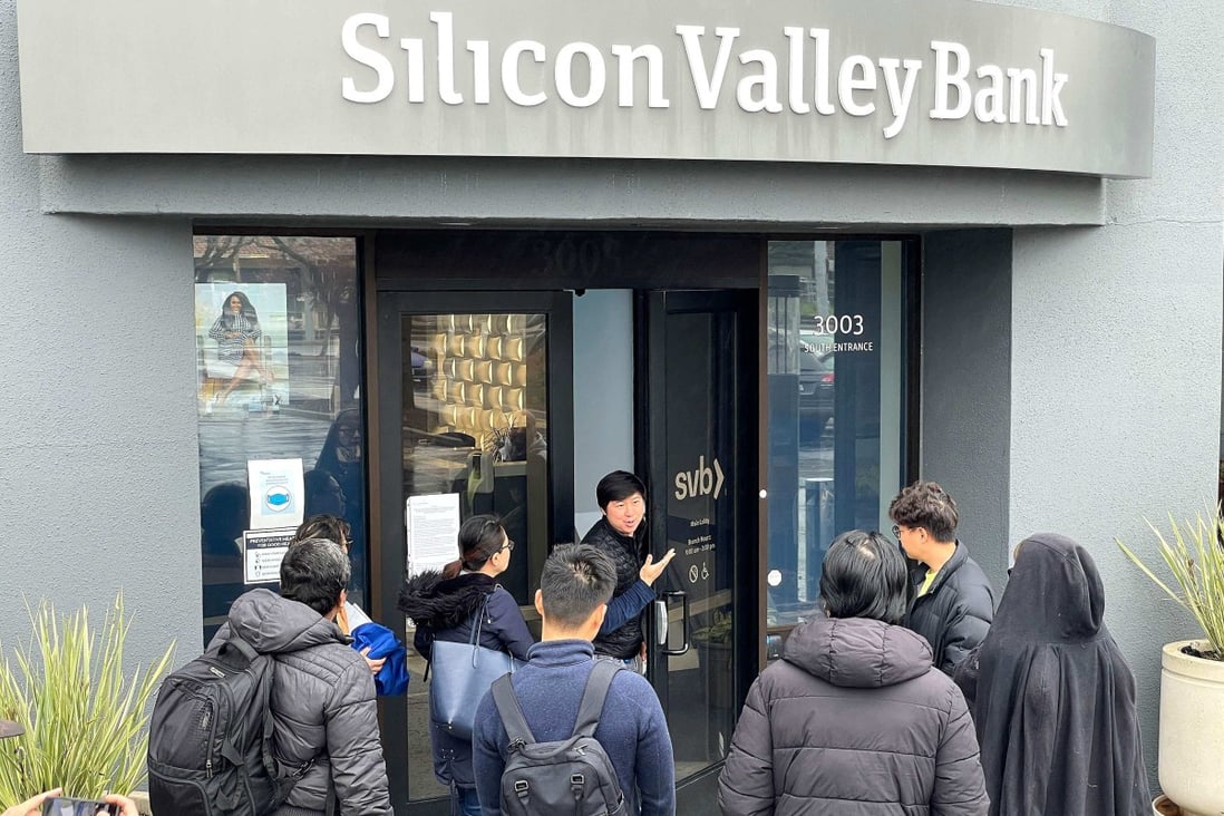 A worker tells people that the Silicon Valley Bank headquarters is closed in Santa Clara, California, on March 10, 2023. Photo: AFP