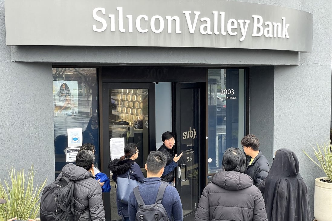 A worker (centre), tells customers on Friday that the Silicon Valley Bank headquarters in Santa Clara, California, is closed. Photo: Getty Images