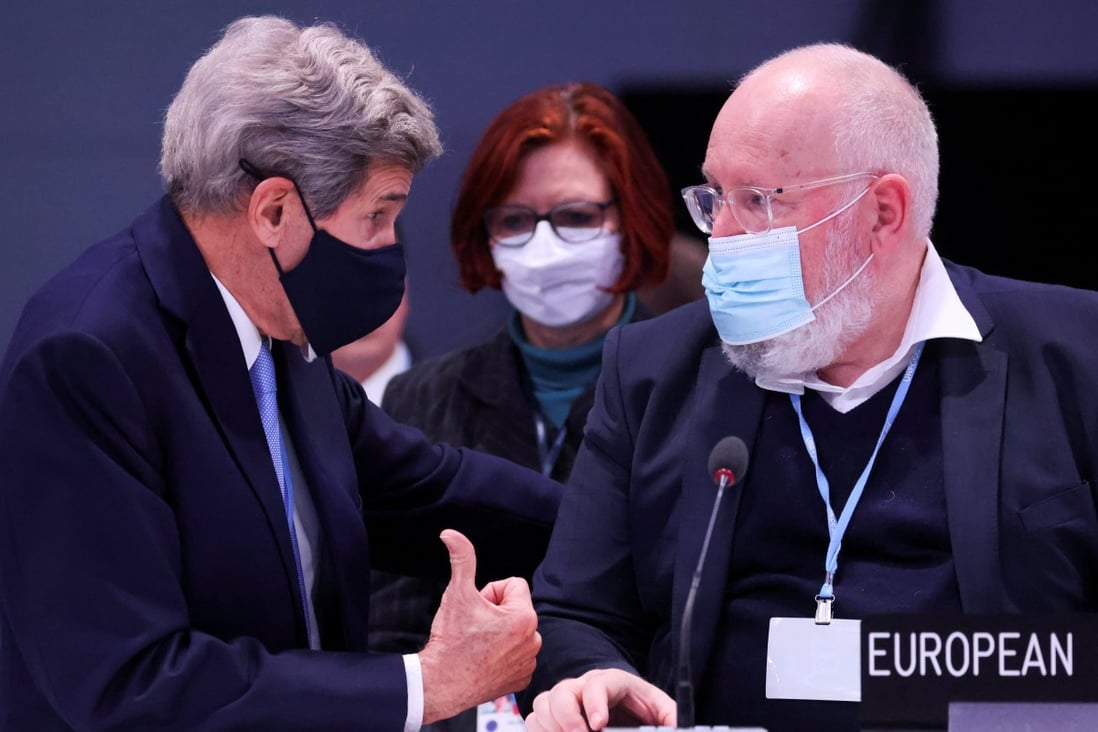 US climate envoy John Kerry speaks to EU climate czar Frans Timmermans at the COP26 UN climate change conference in Glasgow, Scotland, on November 12, 2021. Photo: Reuters