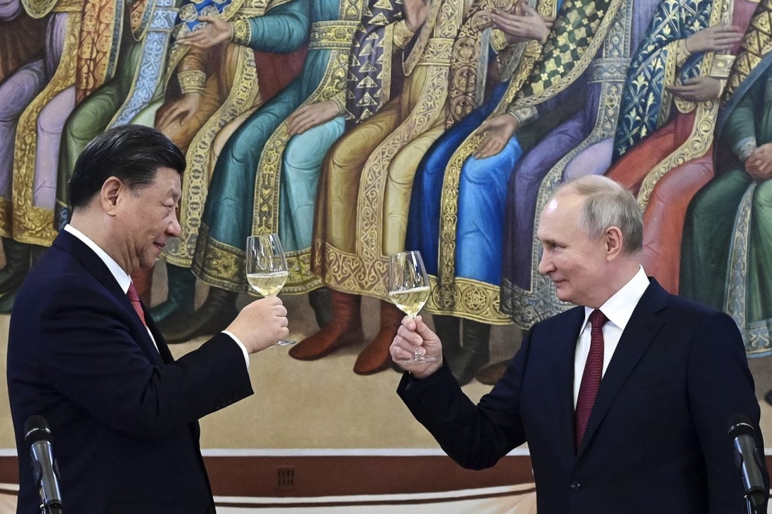 Chinese President Xi Jinping and Russian leader Vladimir Putin raise a toast during dinner at the Palace of the Facets in the Kremlin on Tuesday. Photo: AP