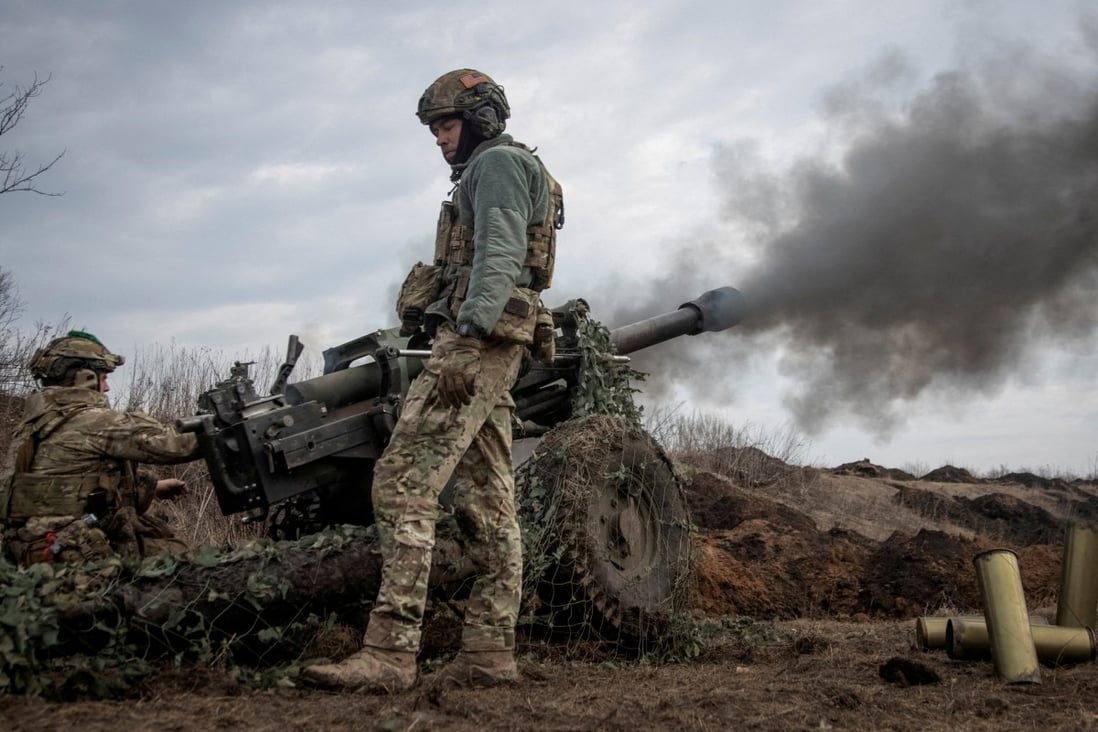 Ukrainian service members fire a howitzer M119 at a front line, amid Russia’s attack on Ukraine, near the city of Bakhmut. Photo: Reuters/File