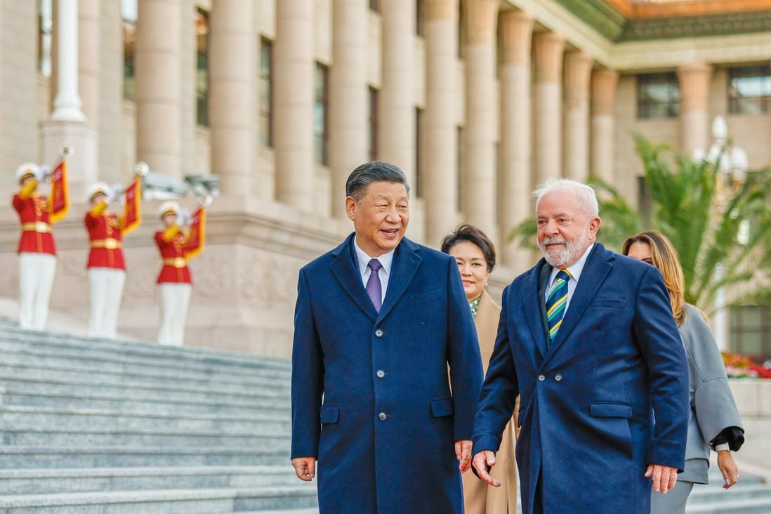 O presidente brasileiro Lula da Silva (à direita) e o presidente Xi Jinping participam de cerimônia de boas-vindas no Grande Salão do Povo em Pequim em 14 de abril. Foto: Reuters