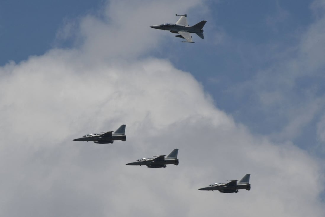 Des avions de chasse américains F16 volent en formation.  Photo d'archive : AFP