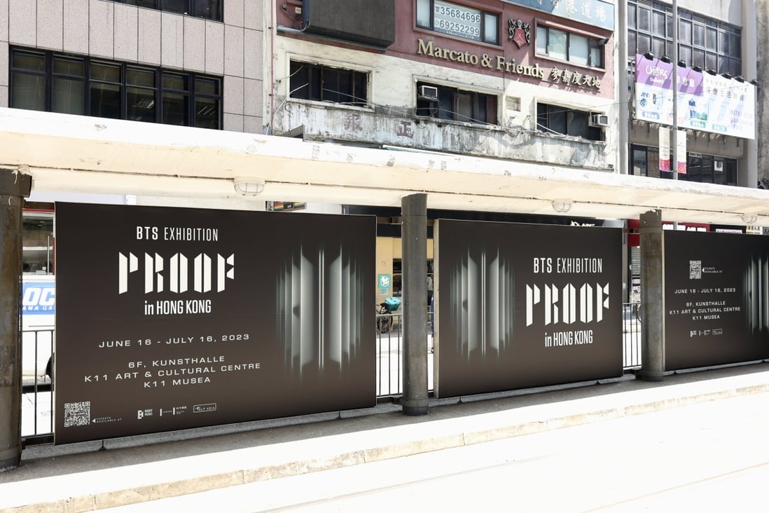 Panouri publicitare de la o stație de tramvai fac reclamă pentru expoziția captivantă BTS „Proof”, care va veni la Hong Kong timp de o lună din 16 iunie, care se uită înapoi la ultimii 10 ani ai supergrupului coreean.  Foto: Elf Asia