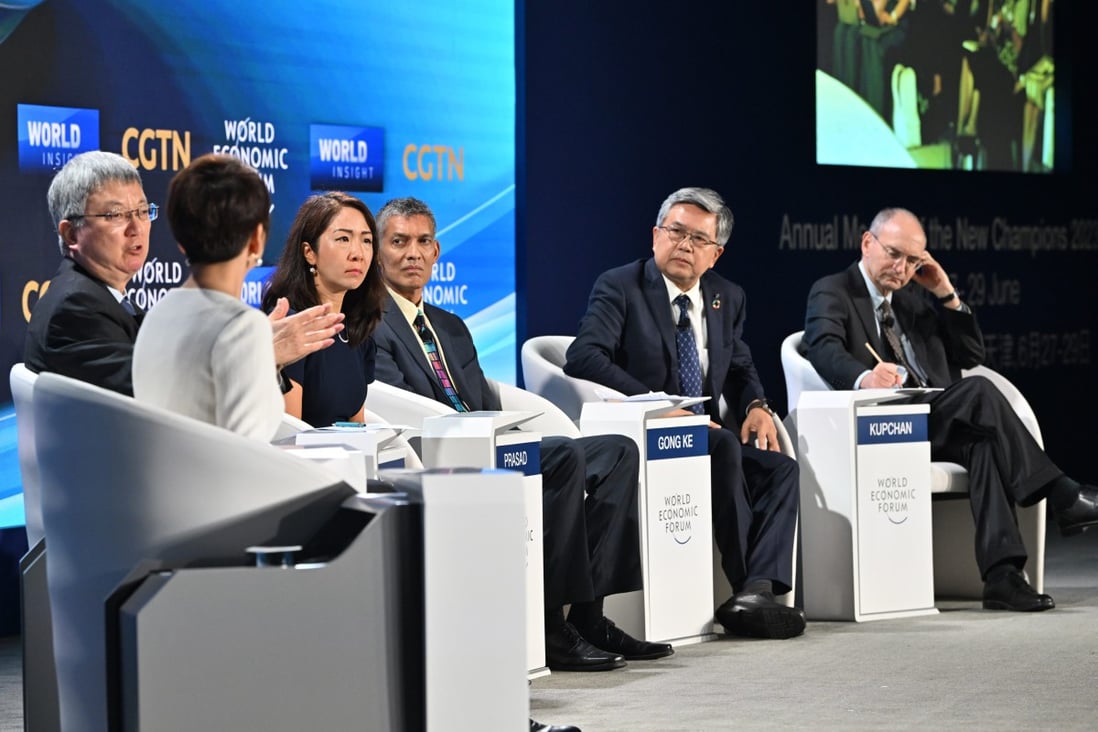 Zhu Min (second left), Eswar Prasad (fourth left) and Gong Ke (second right) during a panel discussion at the World Economic Forum on Thursday in Tianjin. Photo: Xinhua