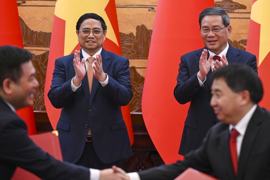Thủ tướng Việt Nam Phạm Minh Chính (trái) và Thủ tướng Trung Quốc Lý Cường hoan nghênh việc ký kết một thỏa thuận tại Đại lễ đường Nhân dân ở Bắc Kinh hôm thứ Hai. Ảnh: EPA-EFE