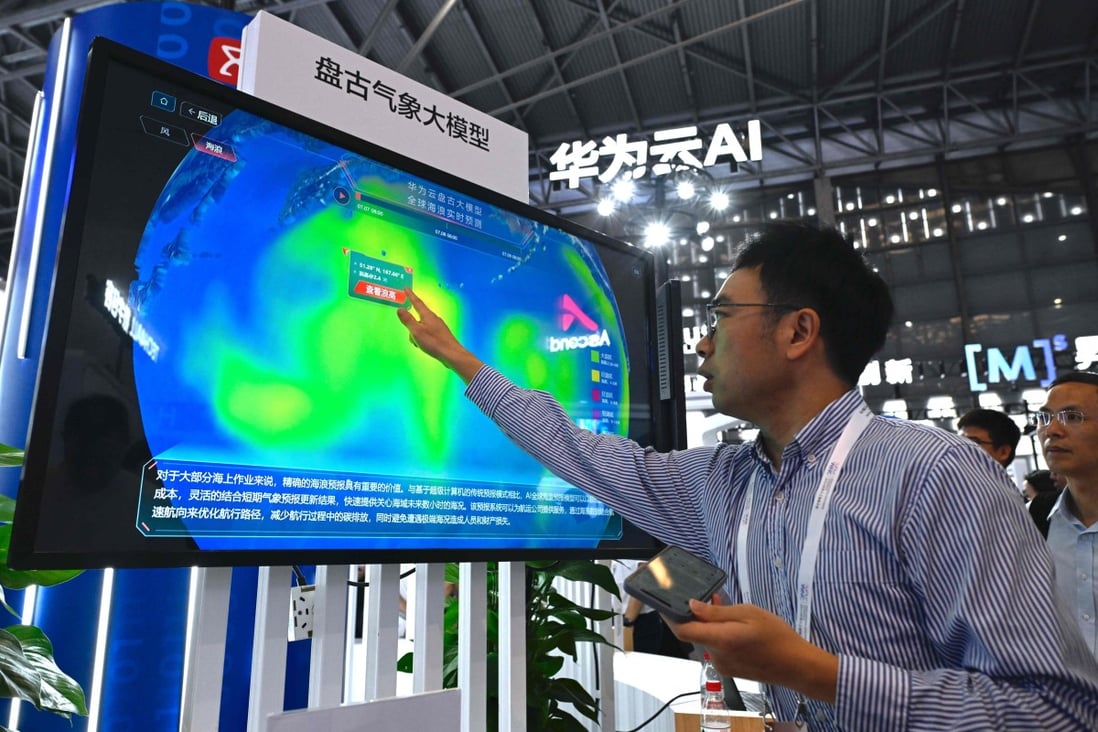 周五，在上海举行的世界人工智能大会上，一名华为员工解释了人工智能天气模型。 照片：法新社
