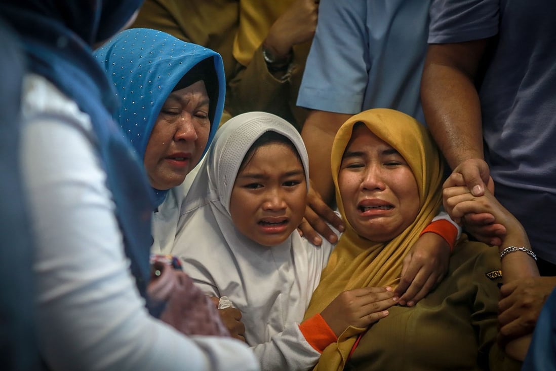 Distraught family members of the crashed Indonesian Lion Air JT-610 seen at Pangkal Pinang airport on October 29, 2018. Photo: AFP
