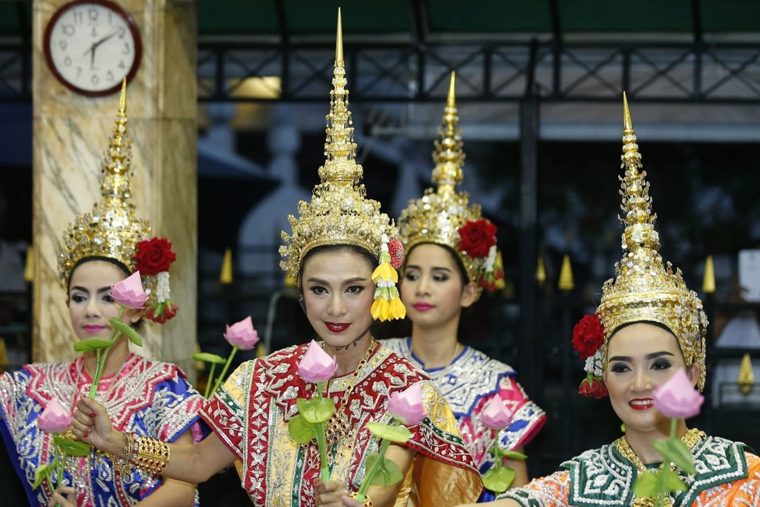 A Thai dancing troupe in traditional costumes at the Erawan shrine in Bangkok on 22 September 2015. Photo: EPA