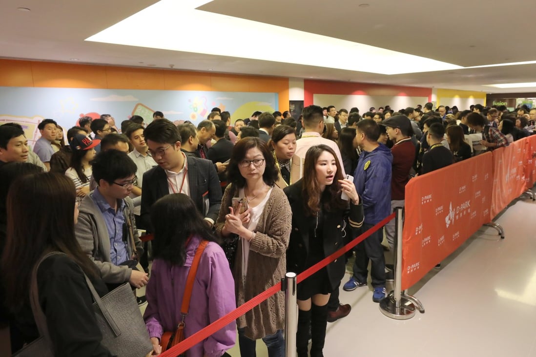 Up to 3,700 prospective buyers queuing up for the 294 flats of New World Development's Artisan Garden project on Saturday, 23 March 2019. Photo: SCMP / Dickson Lee