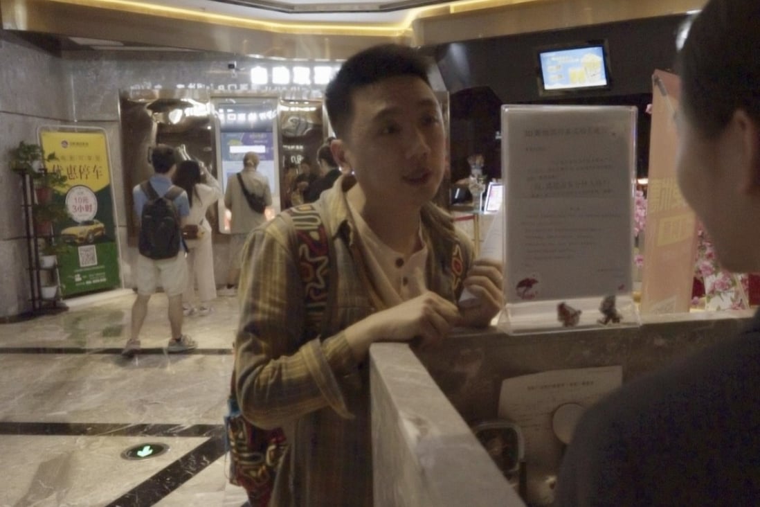 Campaigner Yanzi discussed the cuts to Bohemian Rhapsody with a movie theatre employee in Guangzhou. Photo: Handout