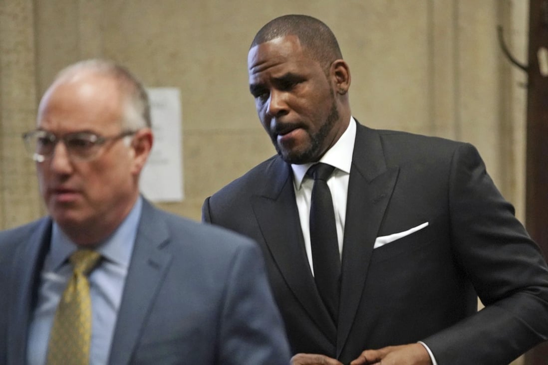 R Kelly gives 28 second performance at Illinois club to fans who paid