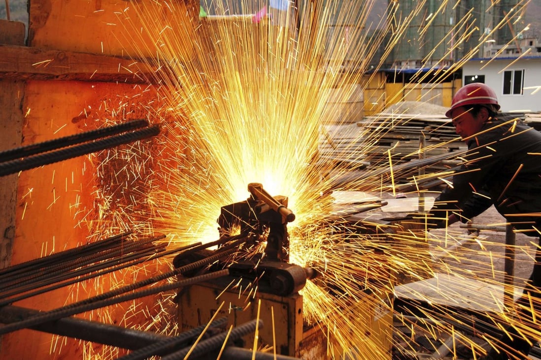 A worker welds at a construction site in Yiliang, Yunnan province, on February 28, 2015. Photo: Reuters