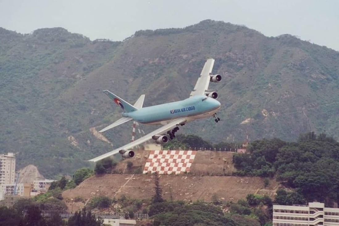 In Kai Tak, pilots landing on Runway 13 would make the final approach after an essential turn at the “checkerboard” painted into a hill. Photo: Twitter