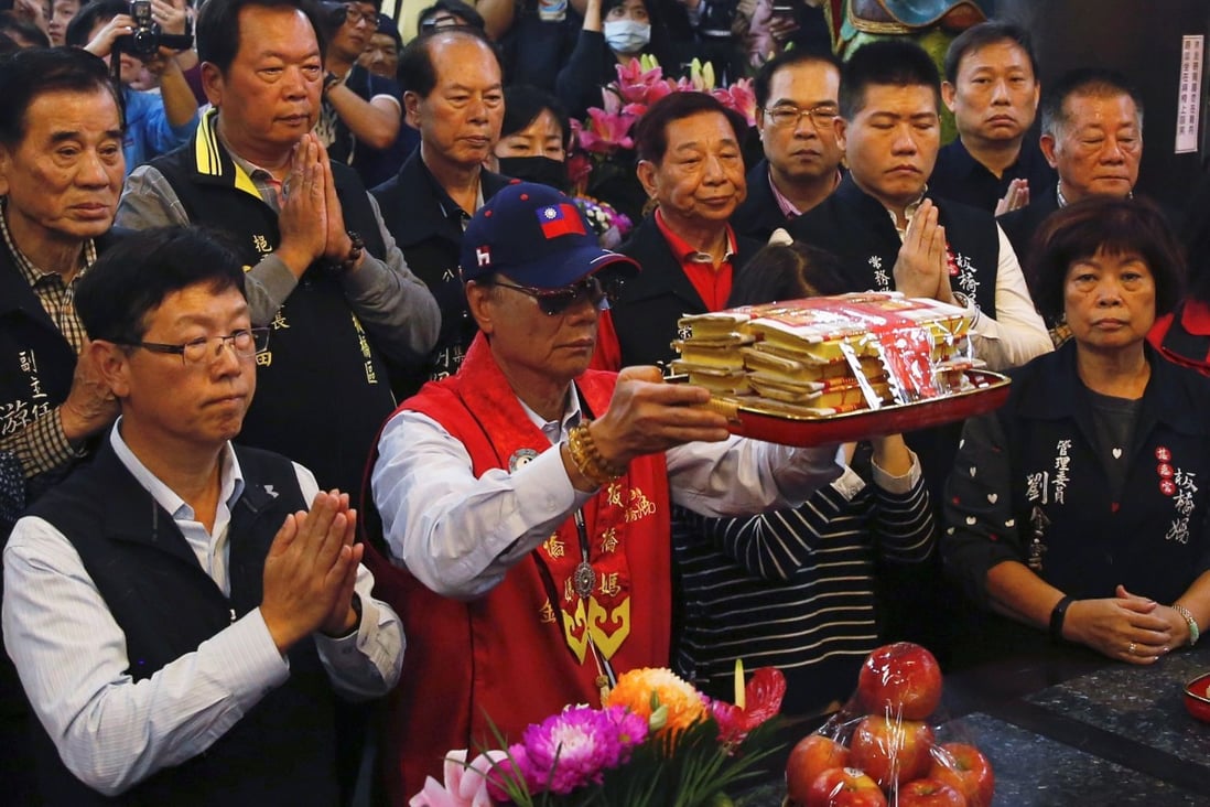 Terry Gou, founder and chairman of Foxconn, prays at a temple in New Taipei City. Photo: Reuters