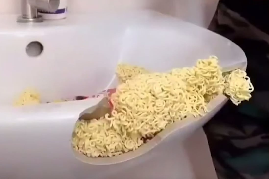 A still from a video showing someone apparently repairing a big hole in a sink using dried ramen noodles. A London-based YouTuber who tried to replicate the DIY fix on a broken toilet seat showed it didn’t work. Photo: YouTube/Raphael Gomes/arqmariaffernanda