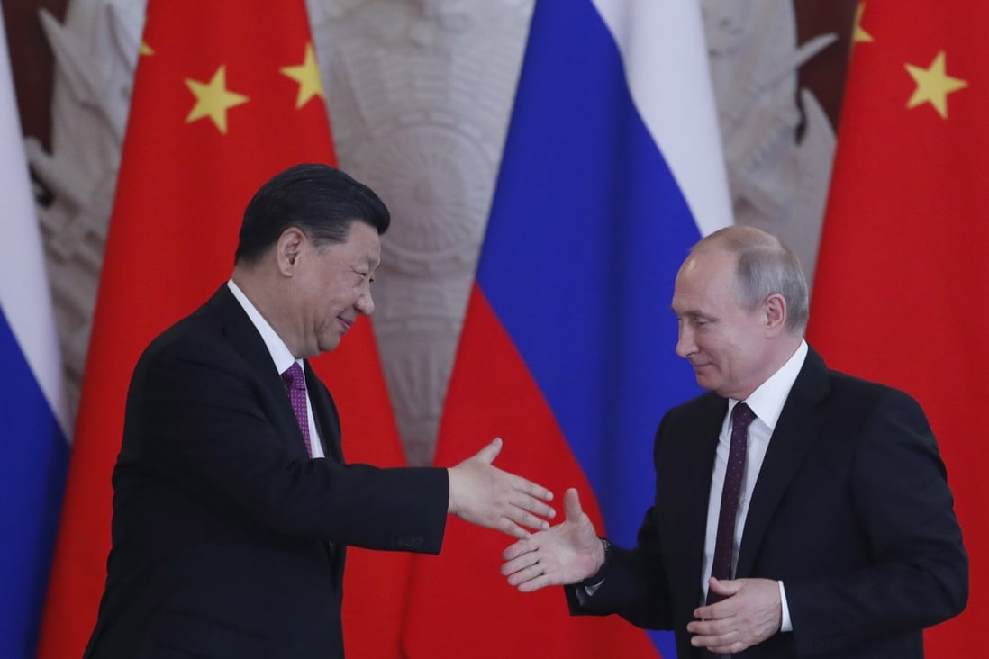 Xi Jinping shakes hands with “best friend” Vladimir Putin after a joint news conference in Moscow on Wednesday. Photo: EPE-EFE