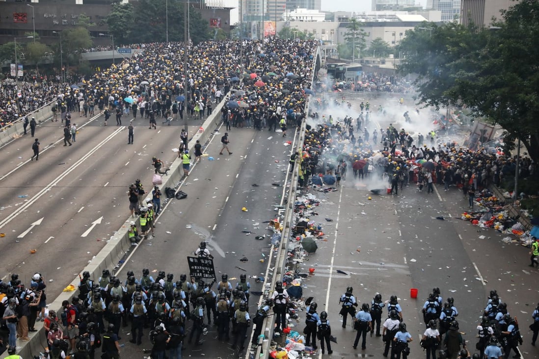 Riot police push protesters along Harcourt Road in Admiralty on Wednesday. Photo: K.Y. Cheng