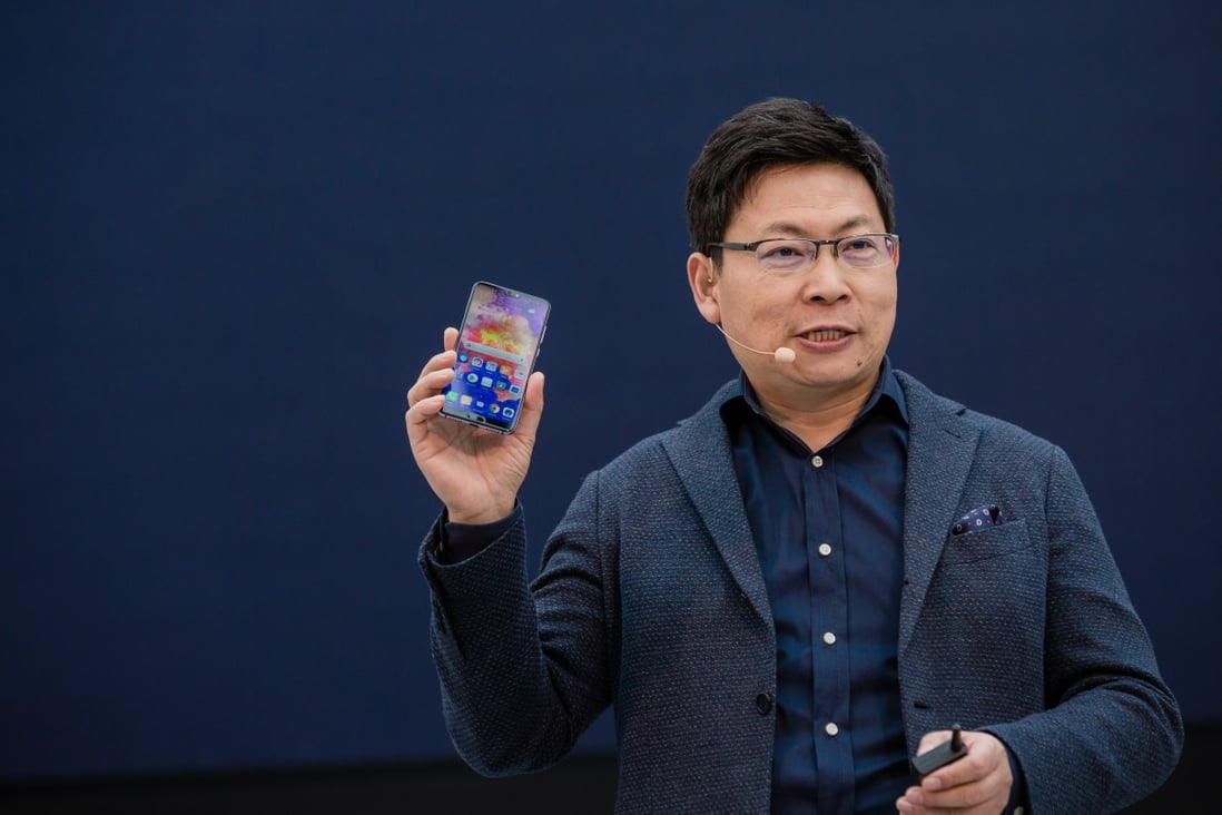 Richard Yu, chief executive officer of Huawei Technologies Co., holds the P20 series smartphone while speaking during the company's unveiling event in Paris, France, on Tuesday, March 27, 2018. Photo: Bloomberg