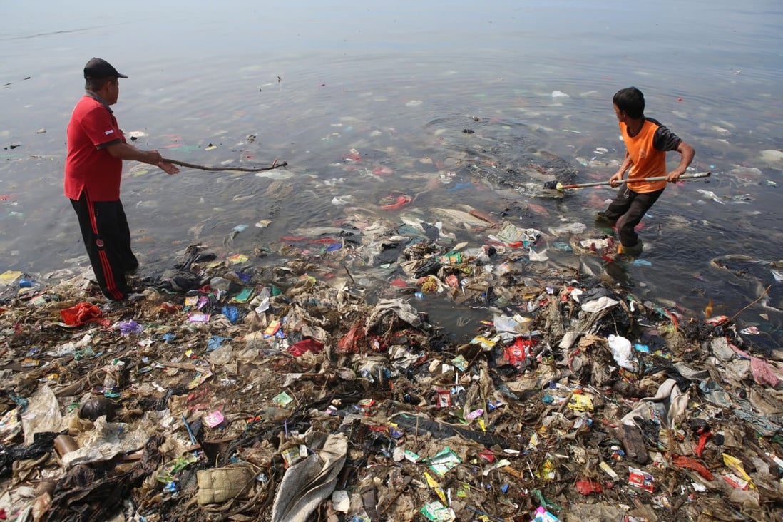 Men take part in an event to clear garbage from Lampung Bay in Sumatra, in western Indonesia, on February 21, 2019. Photo: Agence France-Presse