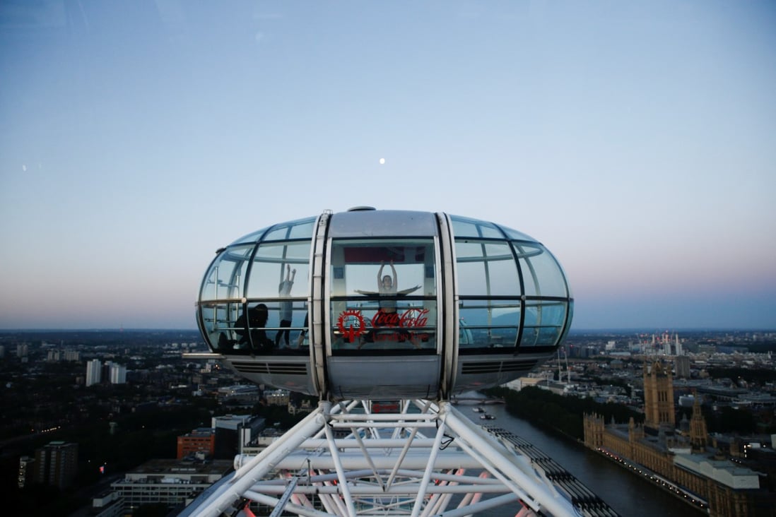 Londoners celebrate the summer solstice from atop the London Eye in the British capital on June 21, 2019. Photo: Reuters