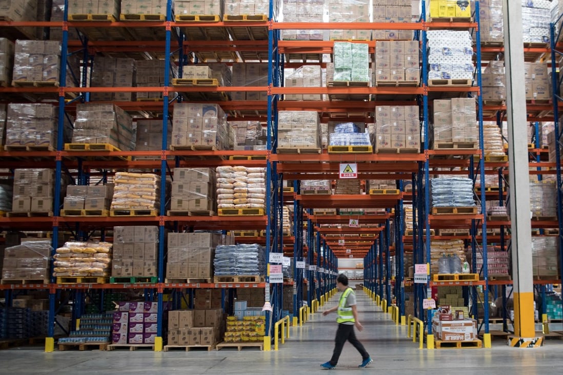 Workers in a TMall warehouse gather orders from customers in Jiangmen, Guangdong province November 28, 2018. Photo: EPA-EFE