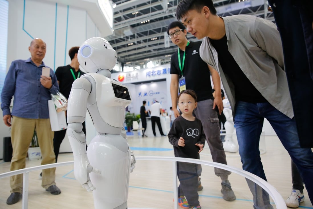 Visitors interact with a robot at the International Digital Economy Expo 2018 in Shijiazhuang, capital of north China's Hebei Province, Sept. 20, 2018. Photo: Xinhua