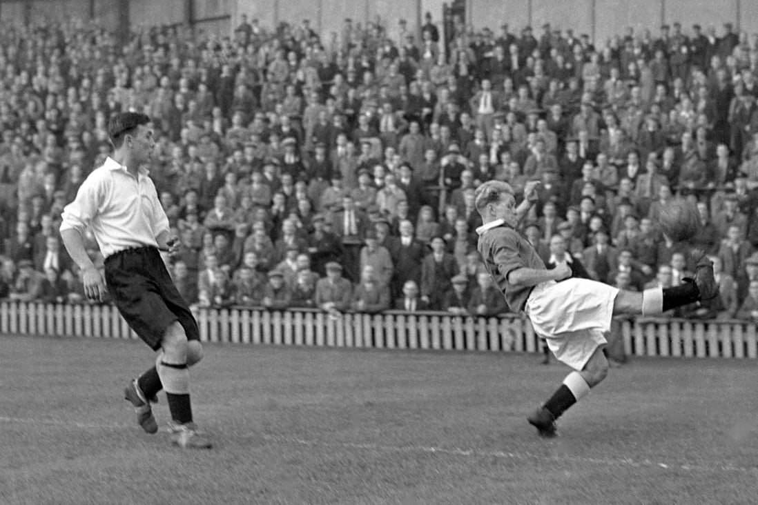 Frank Soo (left), playing for Luton Town, looks on as Ronald Mansfield of Millwall clears the ball. Photo: Getty Images