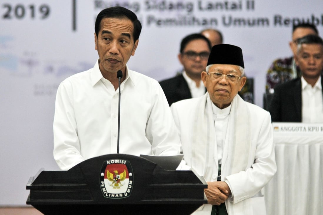 Indonesian President Joko Widodo with Vice-President Ma'ruf Amin (right). Photo: AFP