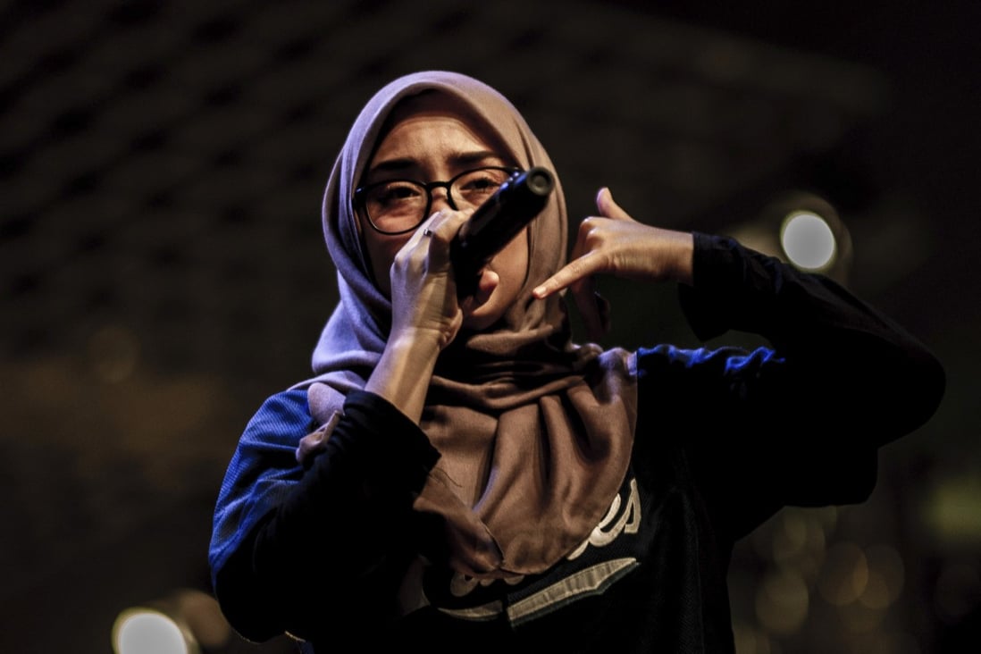Female Malaysian hip hop artist who raps in a hijab and traditional ...