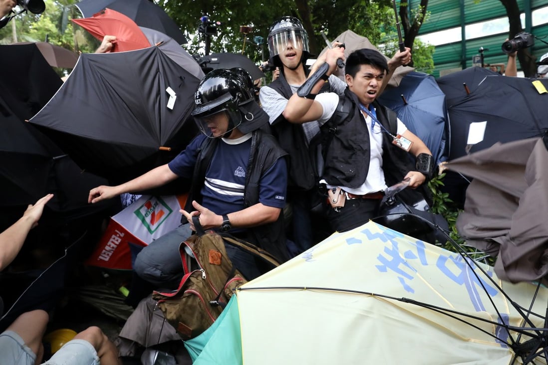 Police officers are surrounded and attacked by protesters in Sheung Shui. Photo: Dickson Lee