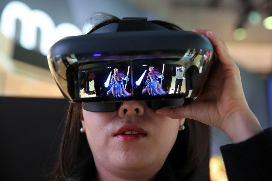 An attendee wears a Lenovo Group Ltd. augmented reality (AR) headset at the Mobile World Congress (MWC) in Barcelona, Spain, Feb. 27, 2018. Photo: Bloomberg