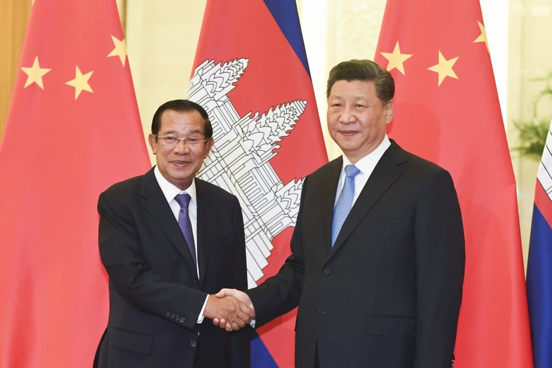 Chinese President Xi Jinping with Cambodian Prime Minister Hun Sen (L). Photo: Kyodo