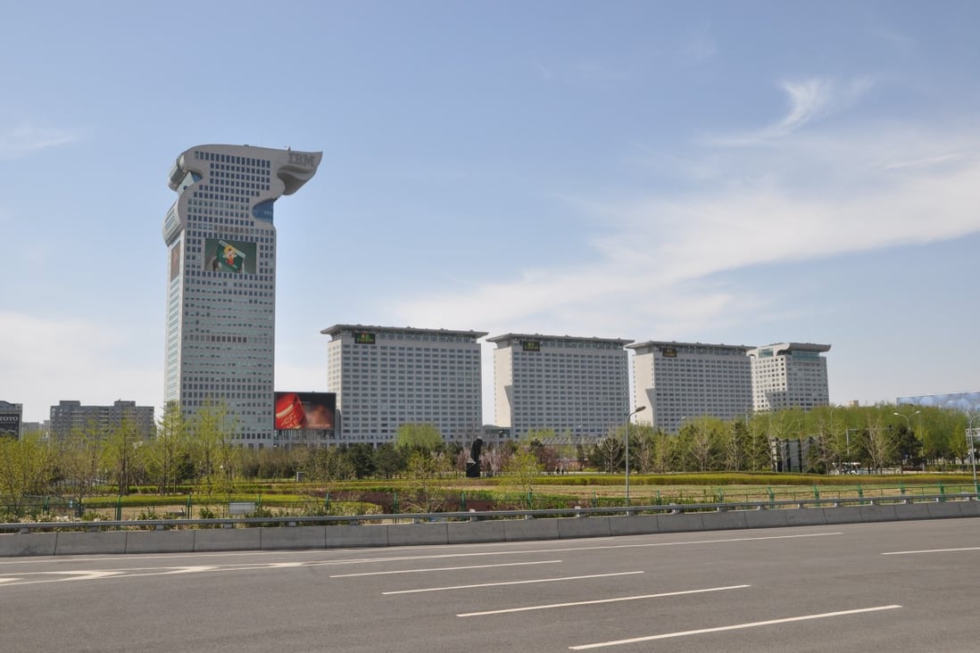 The Pangu real estate project next to the Bird’s Nest Olympic Stadium in Beijing. The row of five buildings is led by the tallest tower, which resembles a dragon’s head, pointed southward. Sitting atop the next three towers are four siheyuan for each tower, as Beijing’s traditional courtyard houses are called. Tower 5, the dragon’s head, is going on the auction block on August 19. Photo: Wikipedia.