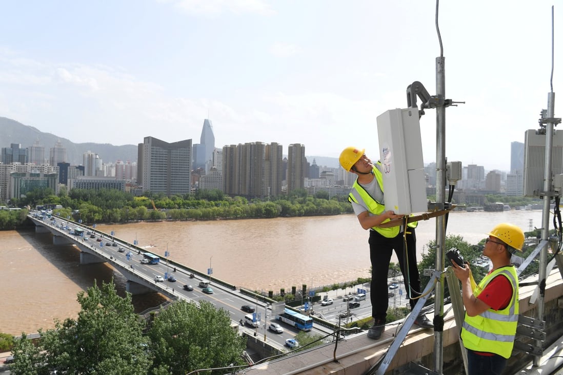 China Telecom technicians set up a 5G base station near the Yellow River in Lanzhou, capital of Gansu province in northwestern China, on May 16, 2019. Photo: Reuters