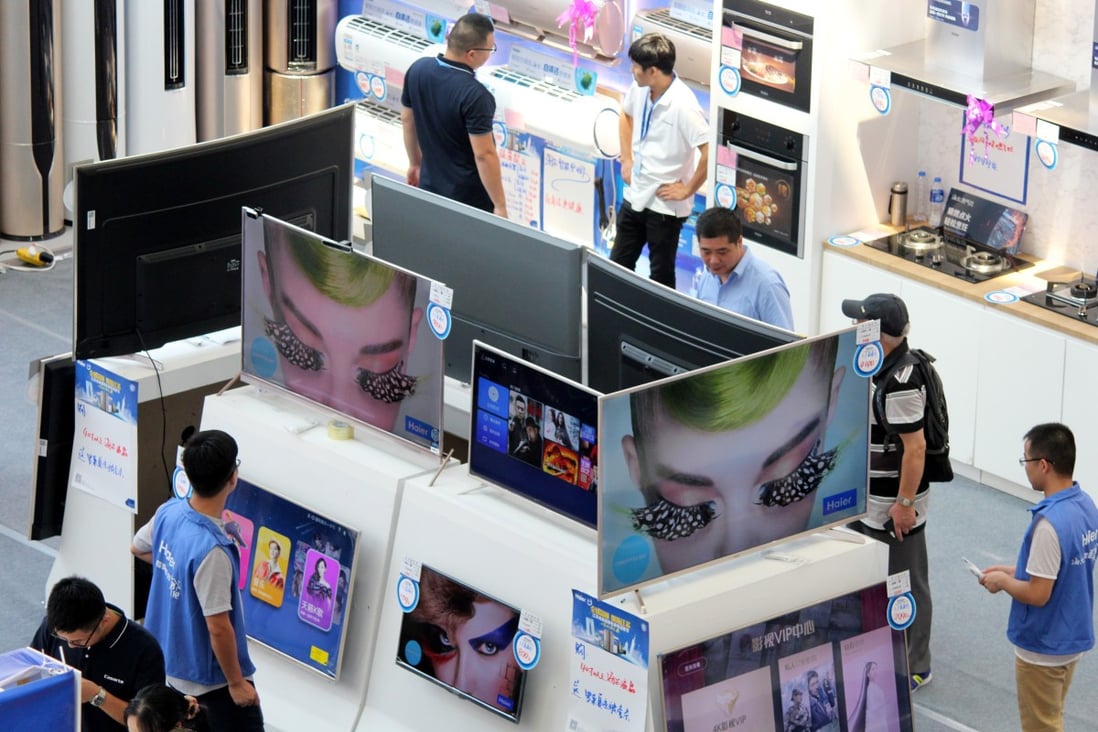 Customers check the 4K smart TVs and Internet TVs at a home appliances store in Changzhou city, east China's Jiangsu province. Photo: VCG