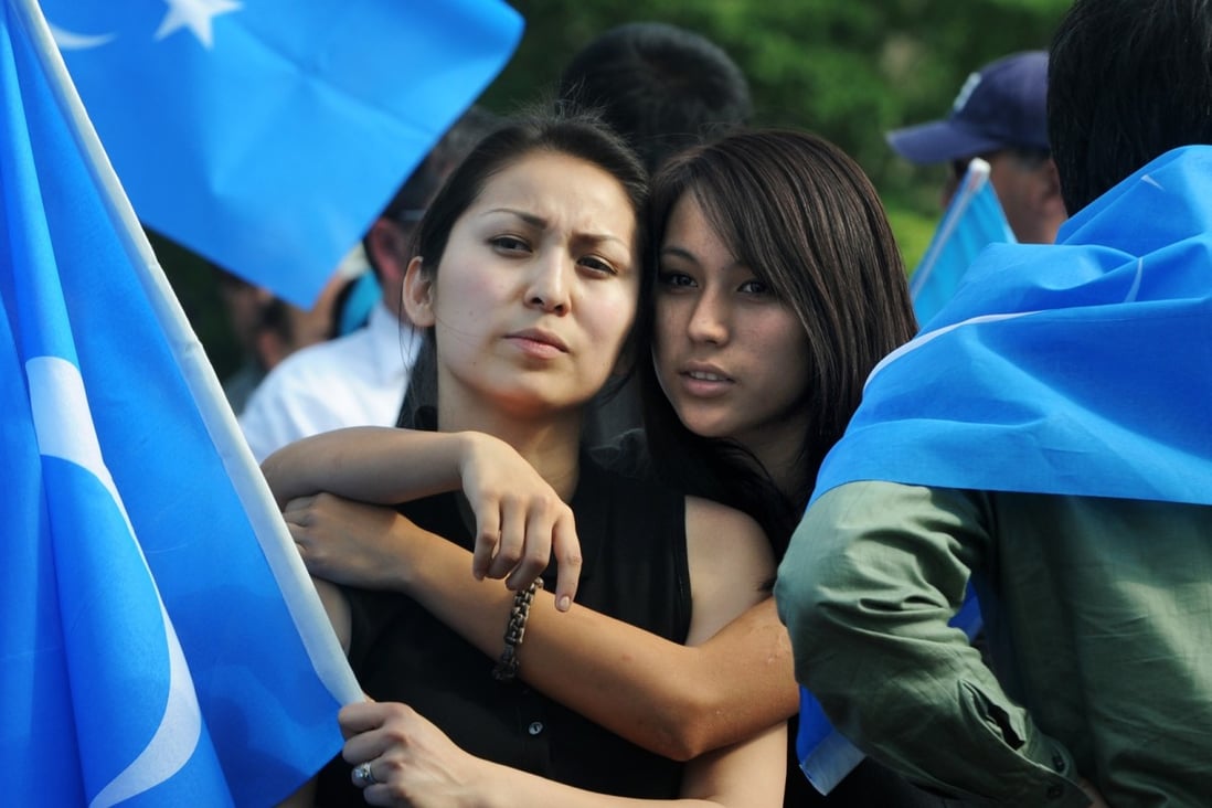 Elnigar Iltebir (left) and her sister Eldidar attend a protest rally at the Chinese embassy in Washington on July 7, 2009. Photo: Washington Post