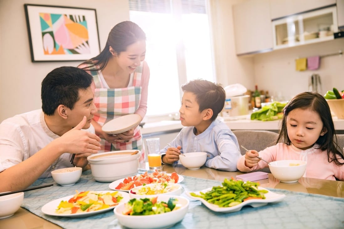 Why shared dinners are essential for a healthy and happy family and the ways to get your kids