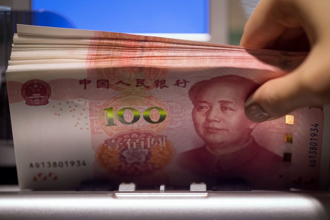An employee uses a machine to count Chinese one-hundred yuan banknotes at the Hang Seng Bank Ltd. headquarters in Hong Kong. Photo: Bloomberg
