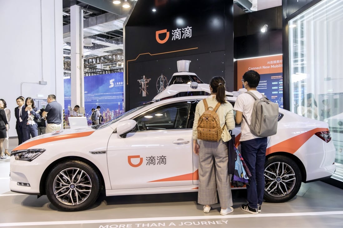 Attendees look at a DiDi Chuxing Inc. autonomous vehicle at the World Artificial Intelligence Conference (WAIC) in Shanghai, China, on Thursday, Aug. 29, 2019. The conference runs through Aug. 31. Photo: Bloomberg