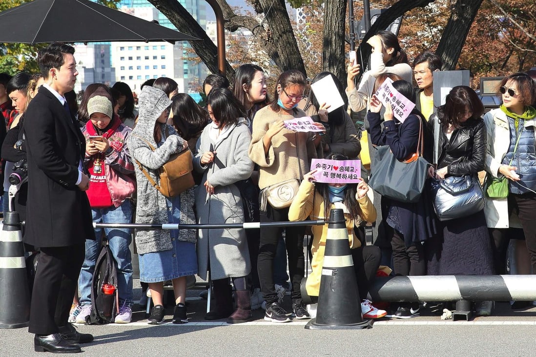 Fans gather outside the venue of South Korean actress Song Hye-Kyo and actor Song Joong-Ki's wedding in 2017. The two stars recently got divorced. Photo: AFP