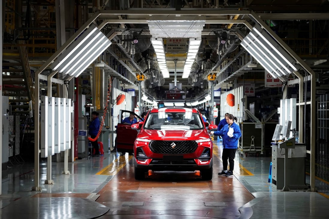 Employees work on Baojun RS-5 cars at a final assembly plant operated by General Motors Co in Guangxi, China. Photo: Reuters
