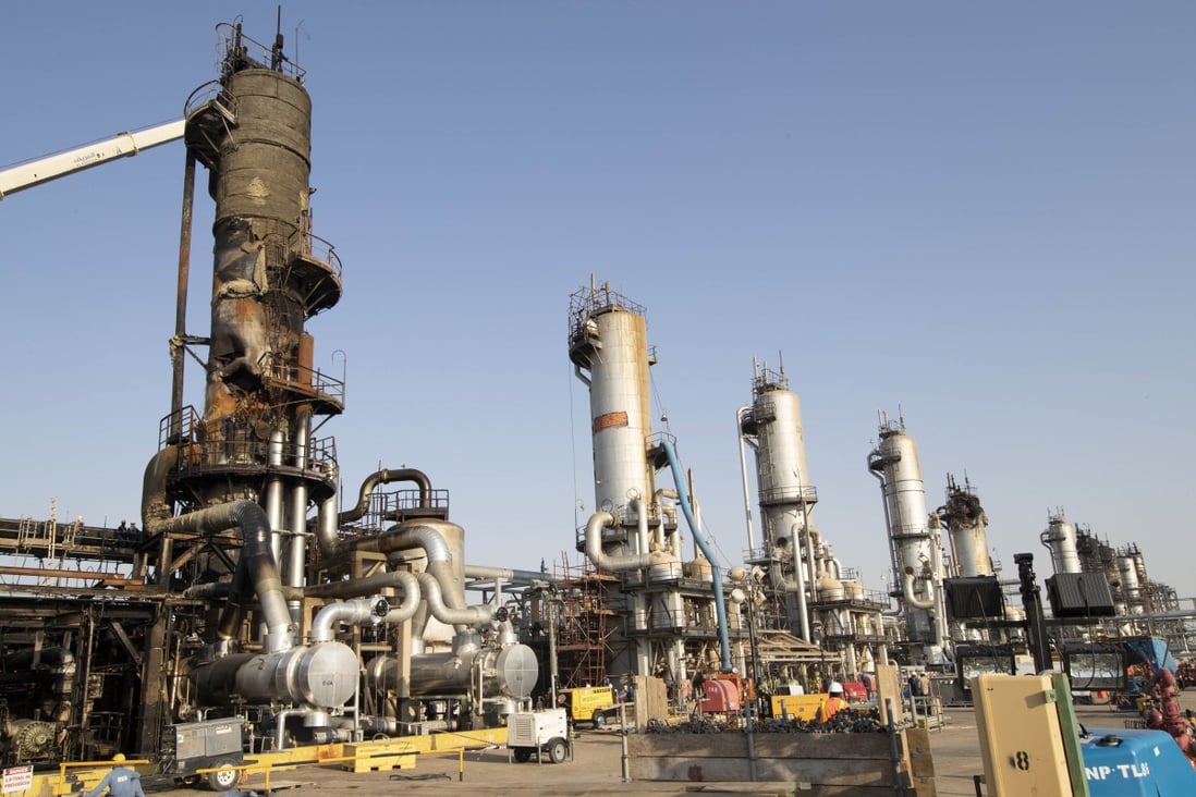 Workers repair a refining tower at Saudi Aramco’s Abqaiq crude oil processing plant following a drone attack. Photo: Bloomberg