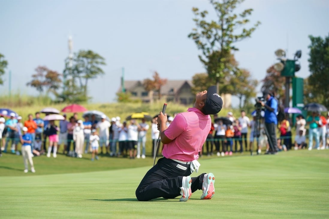 Motin Yeung falls to this knees after claiming the Zhuzhou Classic. Photos: PGA Tour Series-China/Zhuang Liu