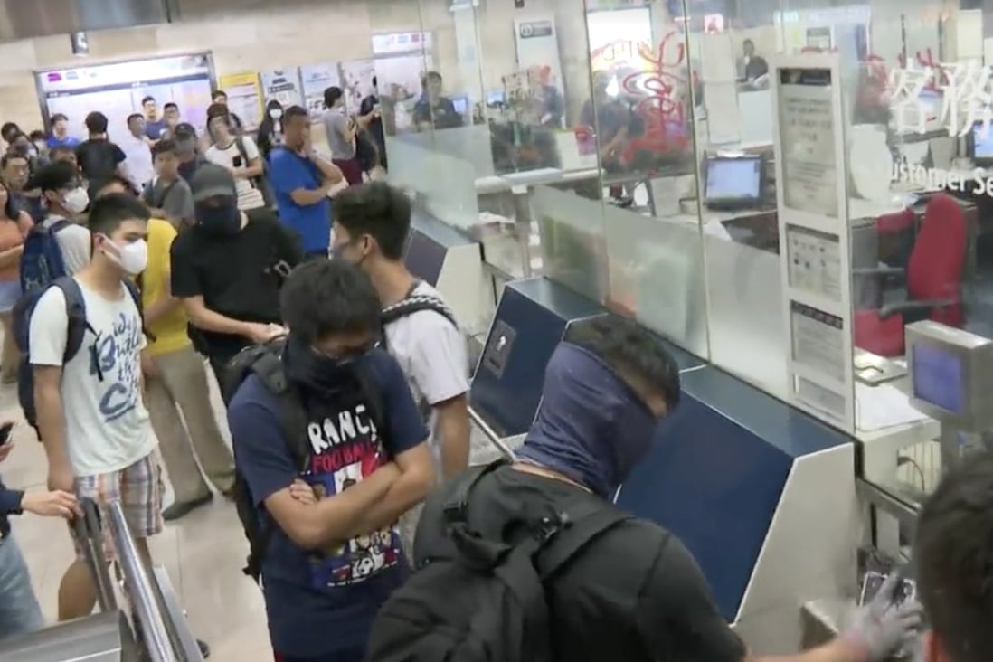 The crowd surrounds the customer service centre at Sha Tin station. Photo: RTHK