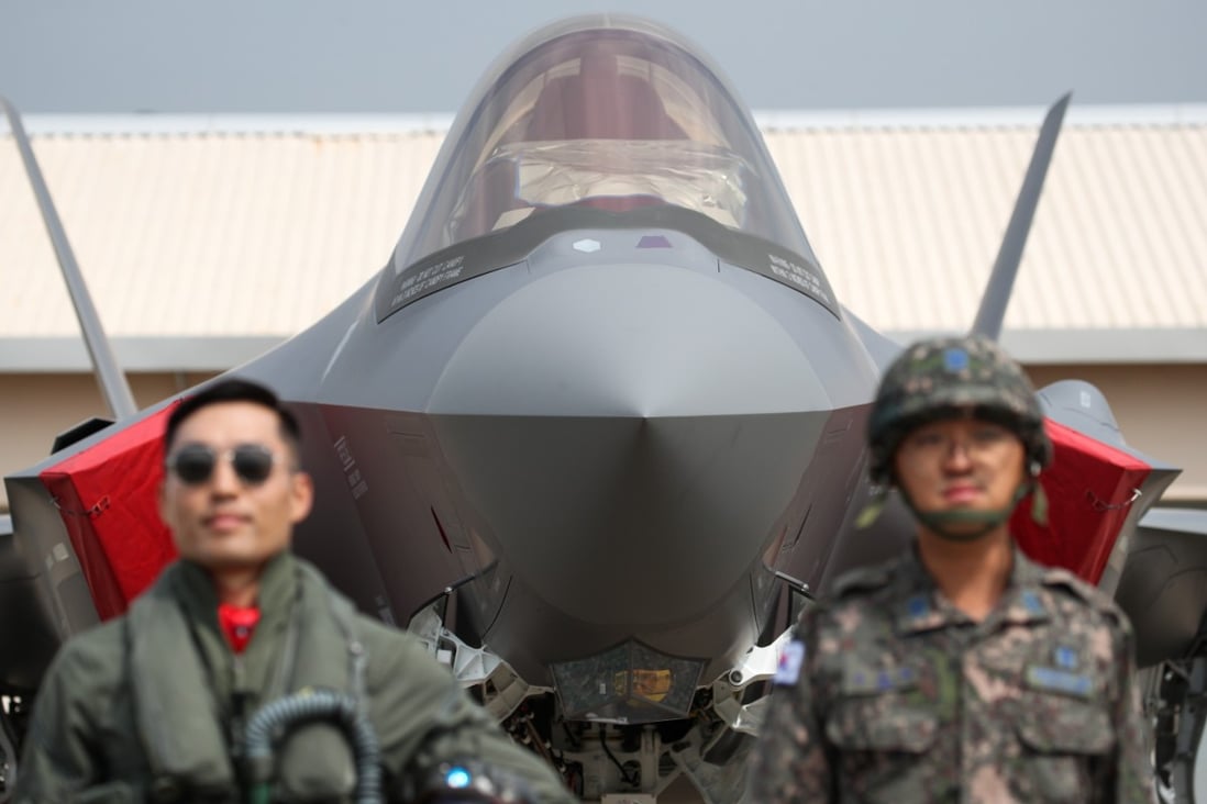 South Korean soldiers in front of an F-35A stealth fighter jet. photo: Bloomberg