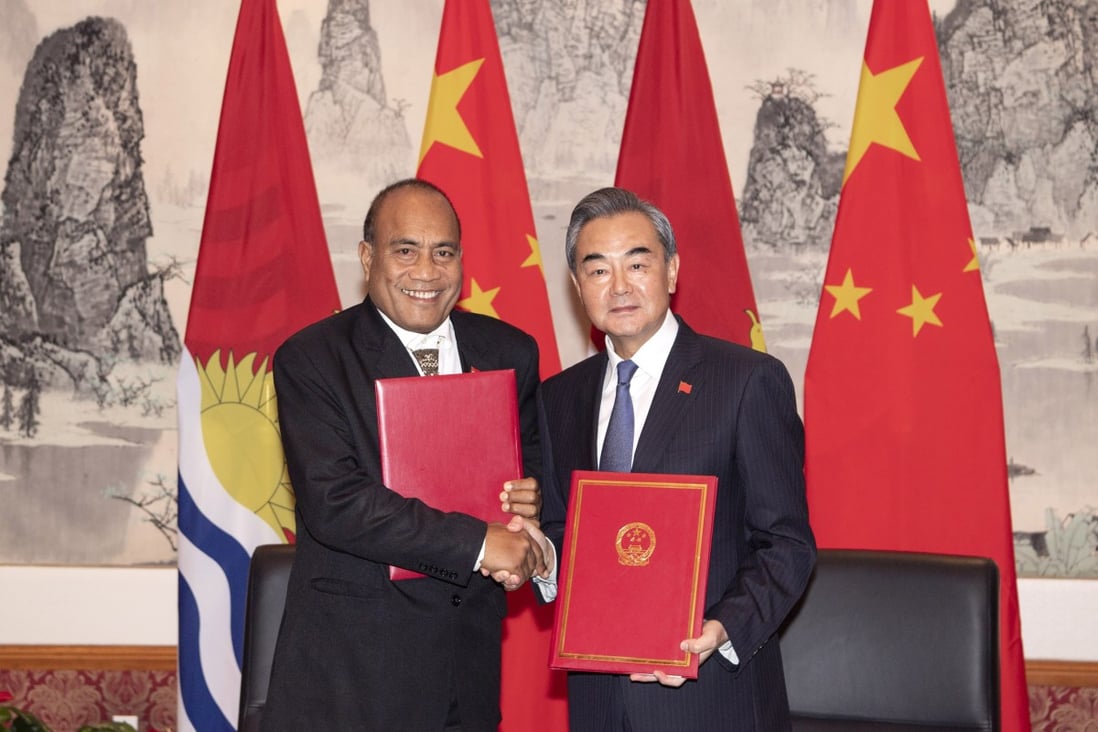 Kiribati President Taneti Mamau (left) shakes hands with Chinese Foreign Minister Wang Yi on September 27, after agreeing to restore diplomatic relations at the Chinese Permanent Mission to the United Nations, in New York on September 27. Photo: Xinhua
